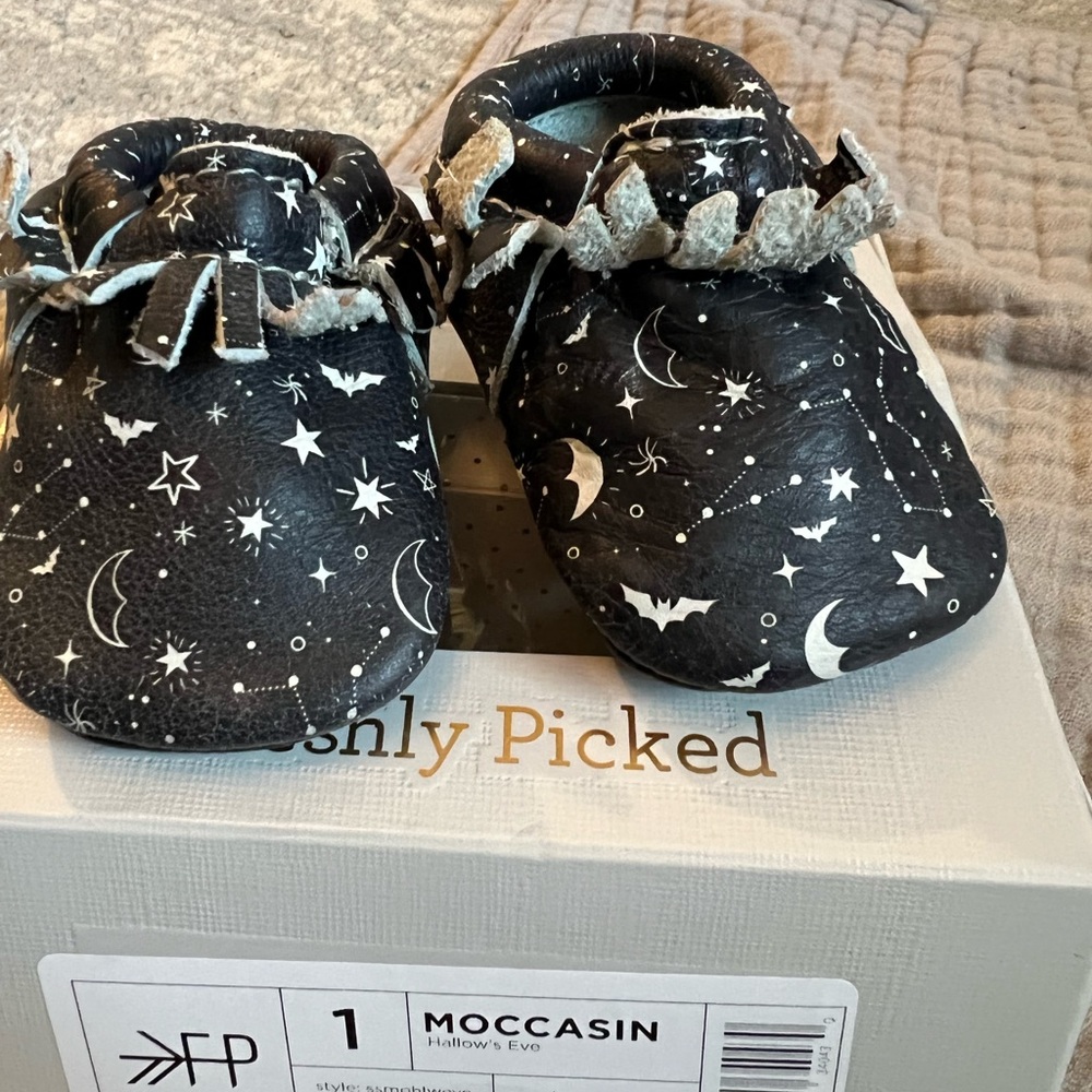 EUC Freshly Picked Moccasin Hallows Eve sz 1